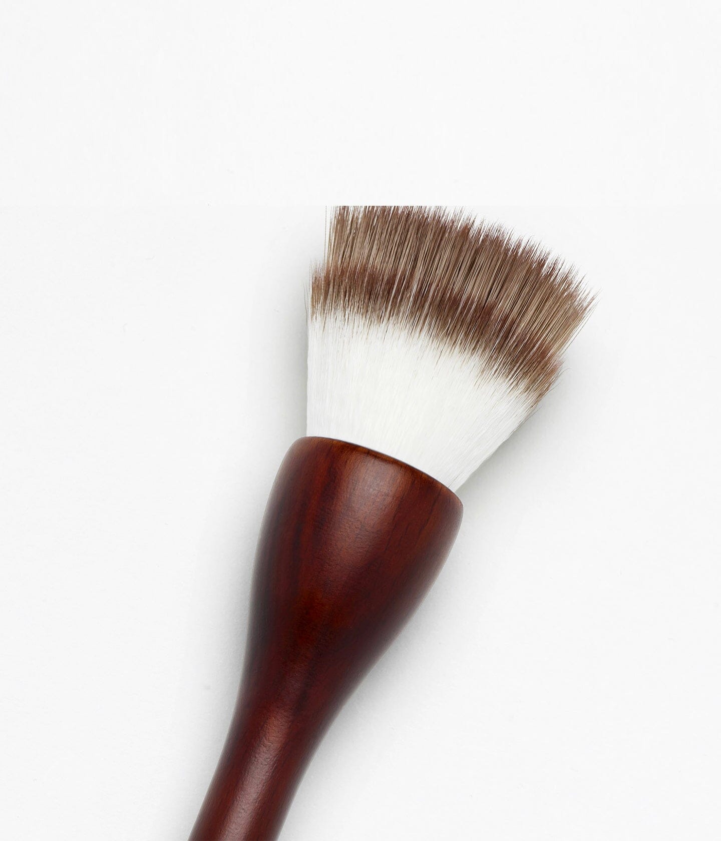 la-bouche-rouge-paris-le-pinceau-enlumineur-pinceau-highlighter-visage image 2