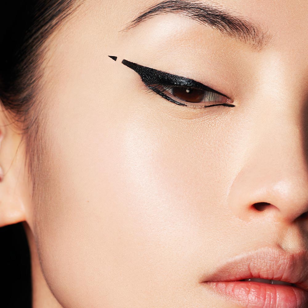 le-rouge-fran-ais-510-noir-c-ph-e-eyeliner-noir-scintillant-v-g-tal image 5